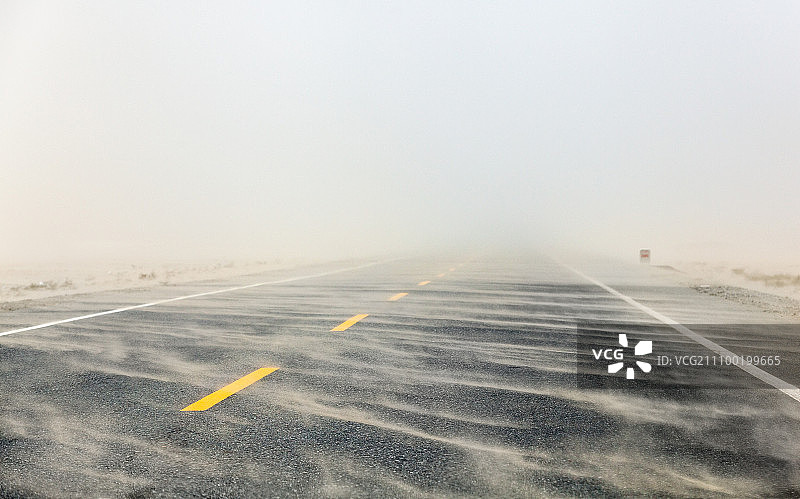 沙尘暴中的沙漠公路图片素材