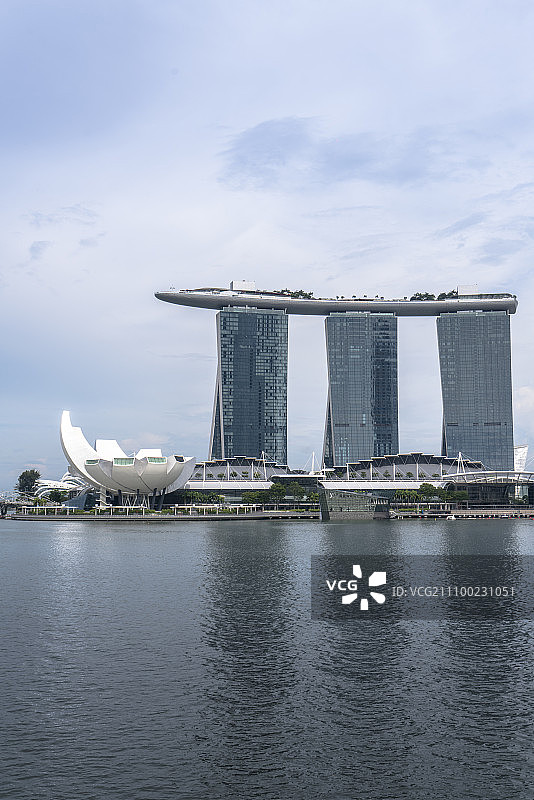 滨海湾金沙酒店与莲花艺术博物馆图片素材