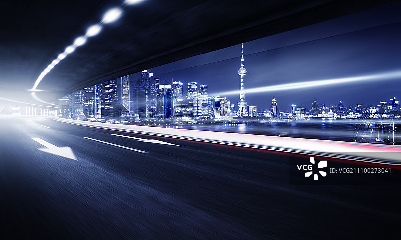 道路速度特效光效果和上海陆家嘴繁华夜景图片素材