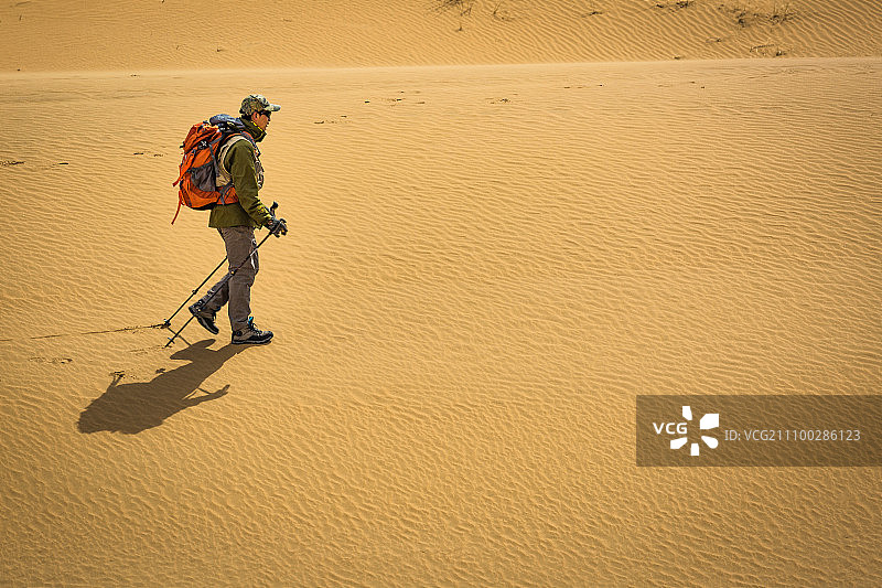 沙漠徒步穿越-9图片素材