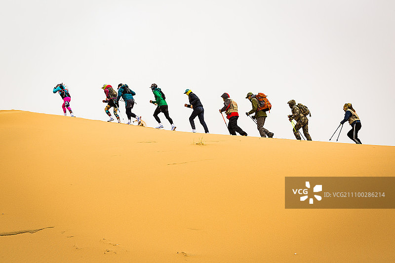 沙漠徒步穿越-2图片素材