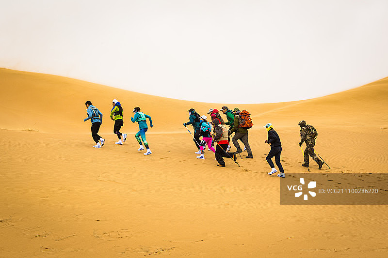 沙漠徒步穿越-1图片素材