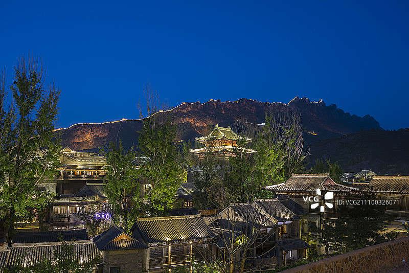 远眺司马台长城及古北水镇图片素材