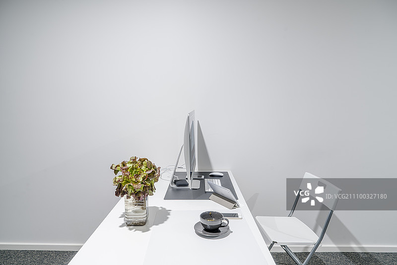 简洁的多功能工作台图片素材