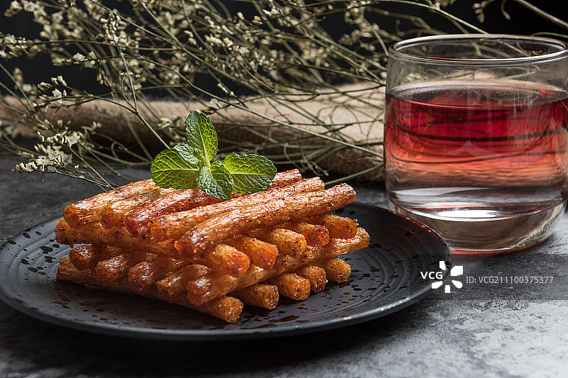 辣条 特写 影棚 高大上 搭配 饮料 食品 零食图片素材