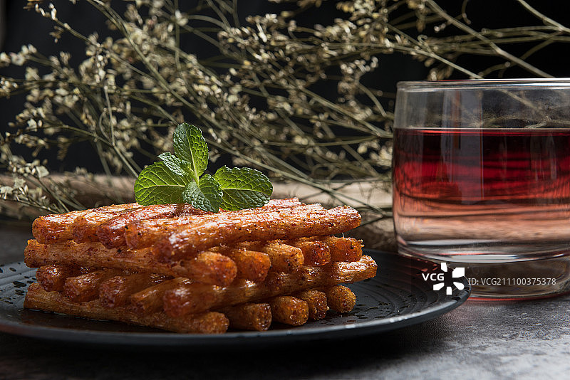 辣条 特写 影棚 高大上 搭配 饮料 食品 零食图片素材