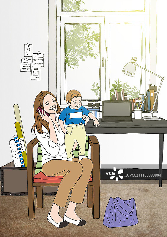 母亲抱着婴儿坐在腿上，正在使用智能手机图片素材