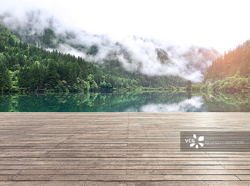 九寨沟自然风光背景的木质平台图片素材