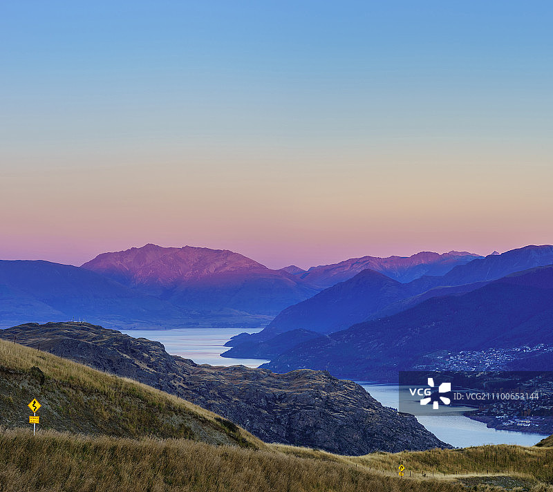 新西兰南岛皇后镇卓越峰顶日出图片素材