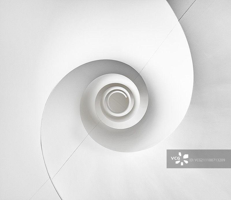 白色螺旋梯图片素材