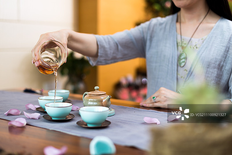 功夫茶茶艺表演和桌上的茶具图片素材