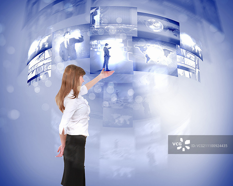 周围环绕虚拟数字屏幕的商务人士图片素材