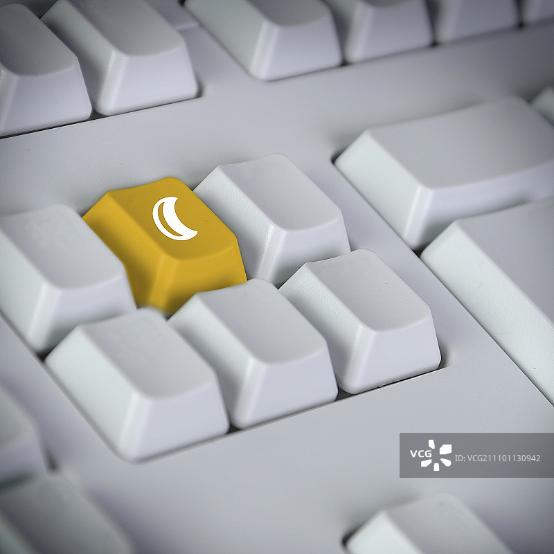 键盘细节：显示月亮的键盘按键细节图片素材