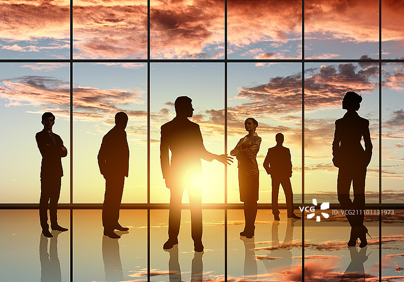 办公室会议：商务人士在全景办公室窗口前的剪影图片素材