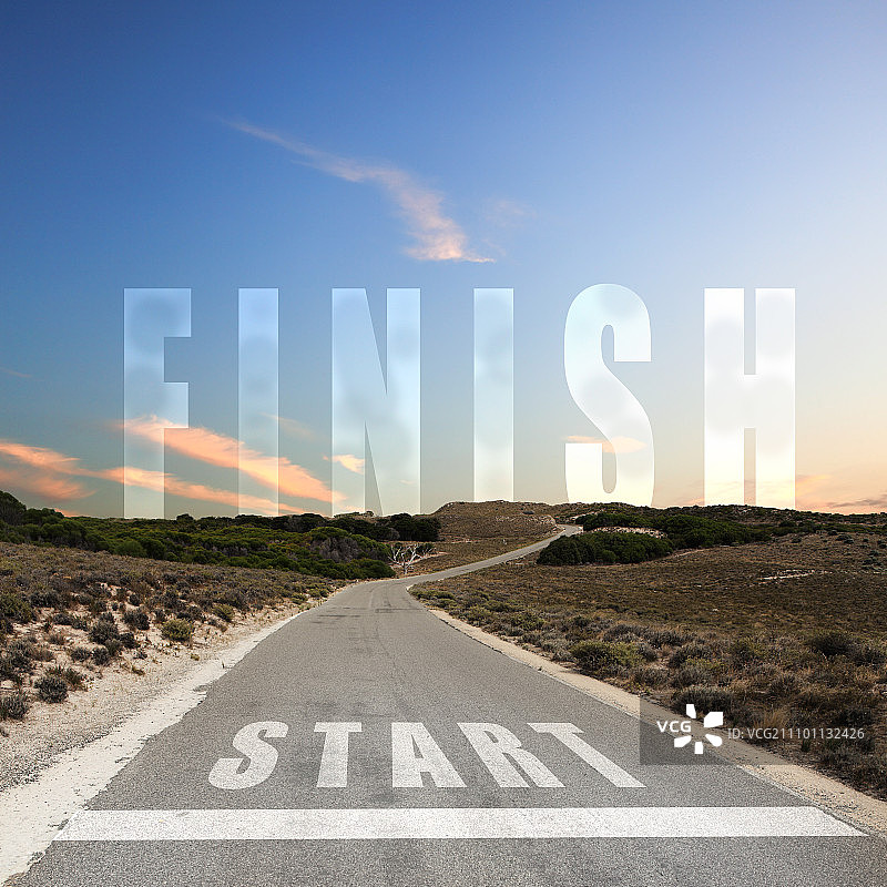 带有白色箭头和终点标志的道路图片素材
