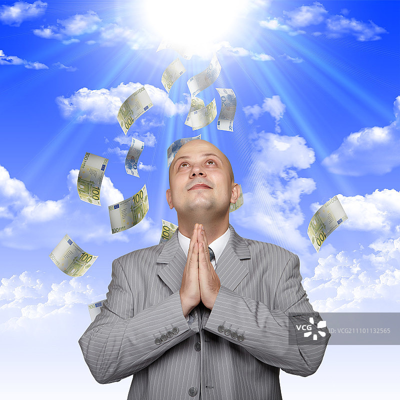 拿着钞票的光头年轻商人，有趣的商业形象图片素材