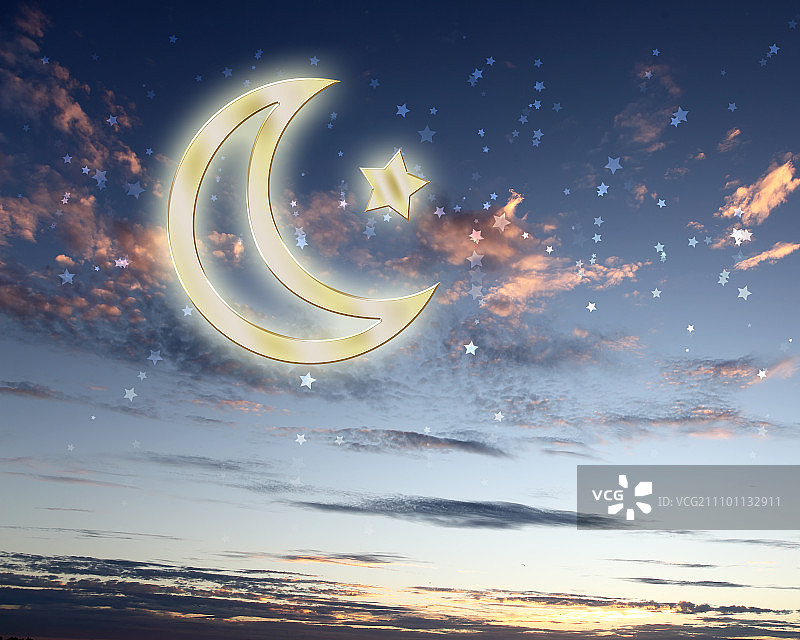 伊斯兰宗教的象征，背景是明亮多云的天空图片素材