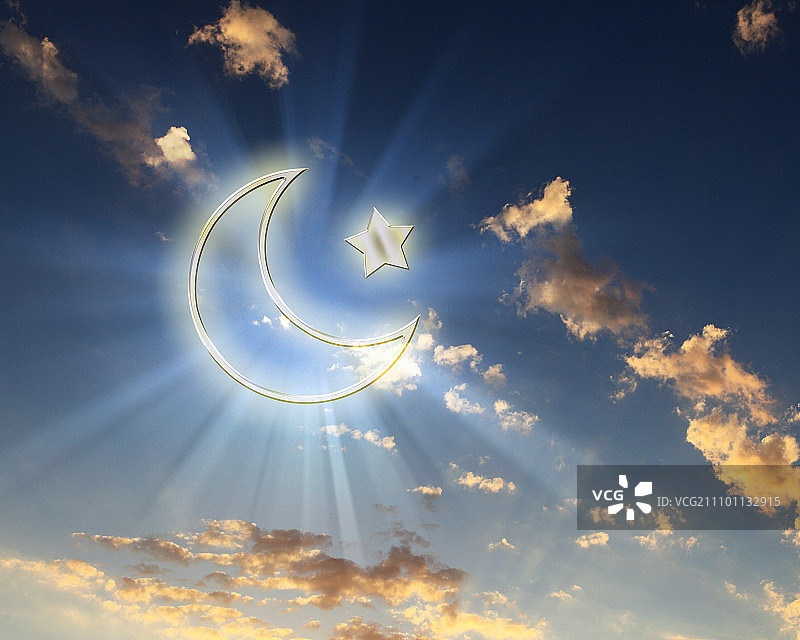 伊斯兰宗教的象征，背景是明亮多云的天空图片素材