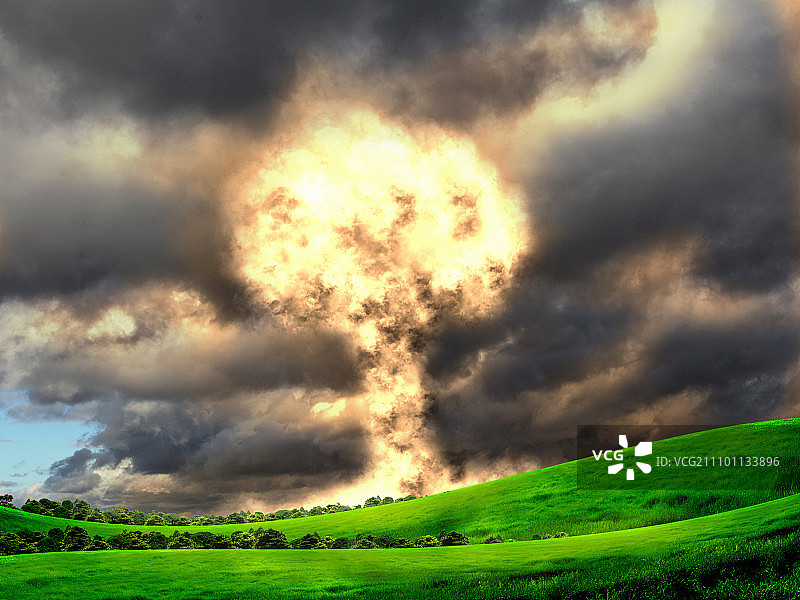 户外环境中的核爆炸：环境保护与核能危害的象征图片素材