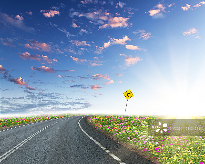 通往地平线的空旷道路和多云天空的照片图片素材