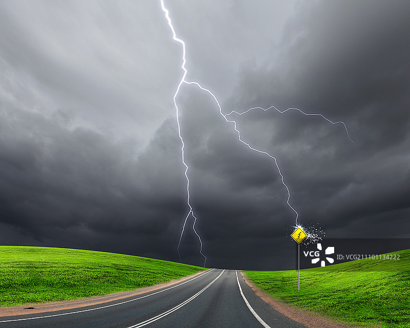 通往地平线的空旷道路和多云天空的照片图片素材