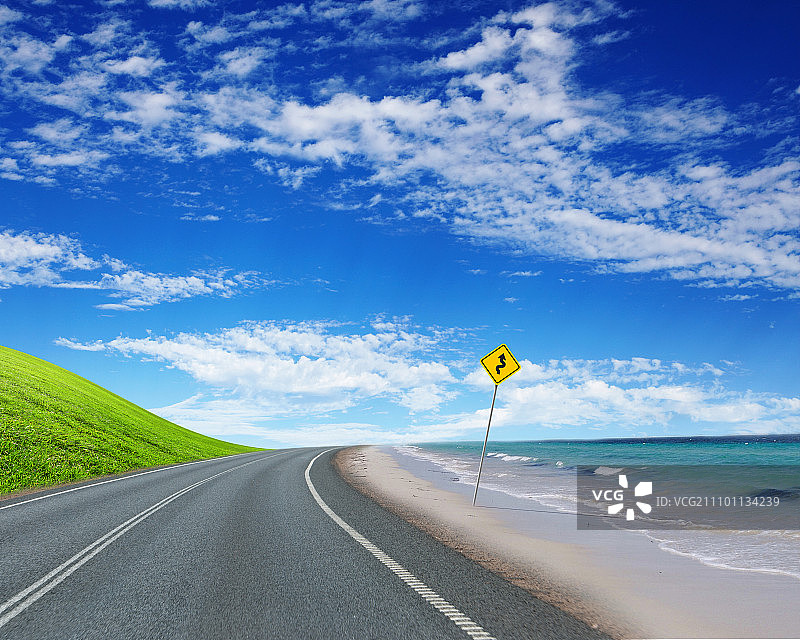 通往地平线的空旷道路和多云天空的照片图片素材