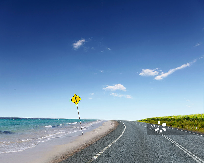 通往地平线的空旷道路和多云天空的照片图片素材
