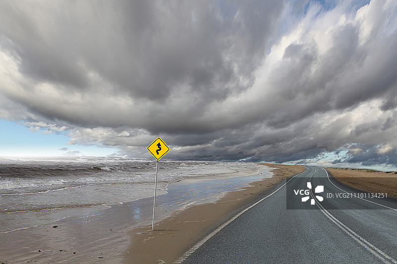 通往地平线的空旷道路和多云天空的照片图片素材