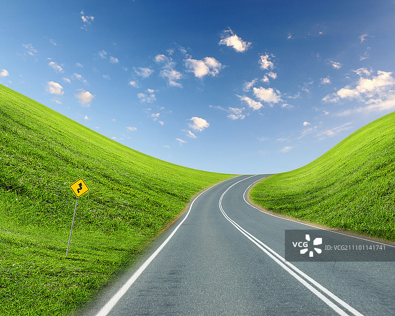 通往地平线的空旷道路和多云天空的照片图片素材