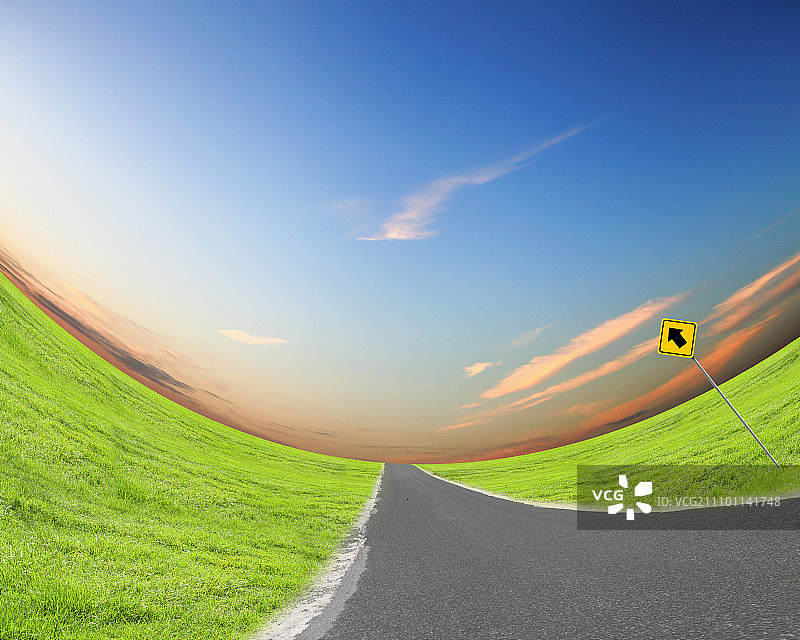 通往地平线的空旷道路和多云天空的照片图片素材