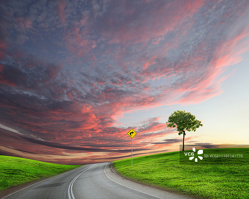 通往地平线的空旷道路和多云天空的照片图片素材