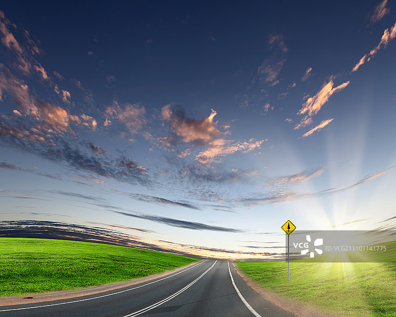 通往地平线的空旷道路和多云天空的照片图片素材
