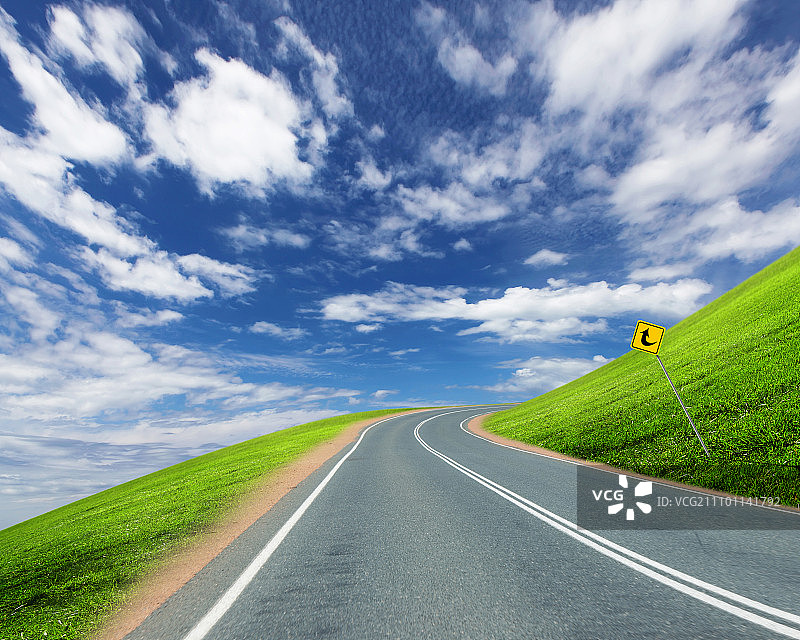 通往地平线的空旷道路和多云天空的照片图片素材