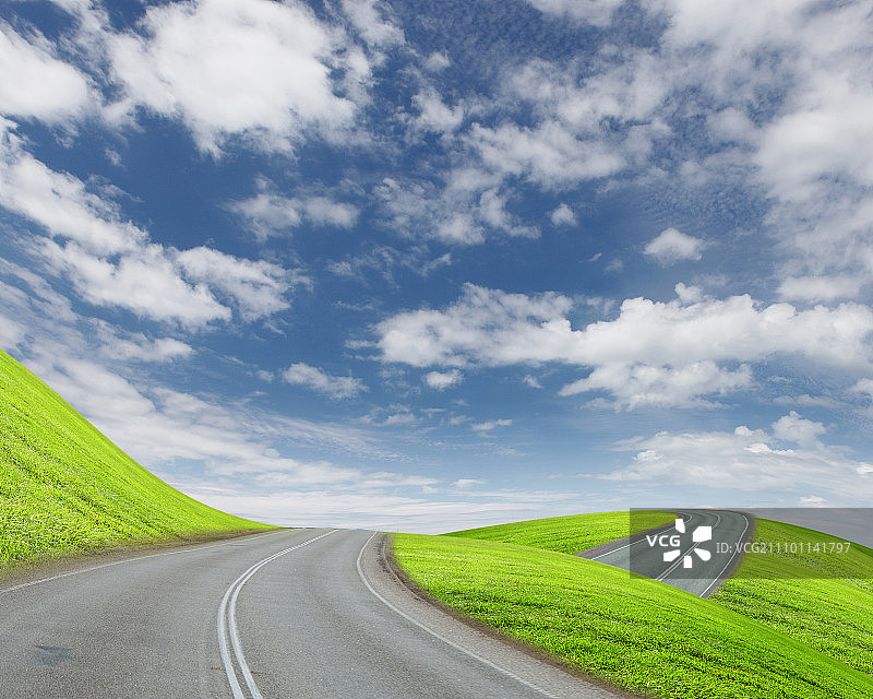 通往地平线的空旷道路和多云天空的照片图片素材