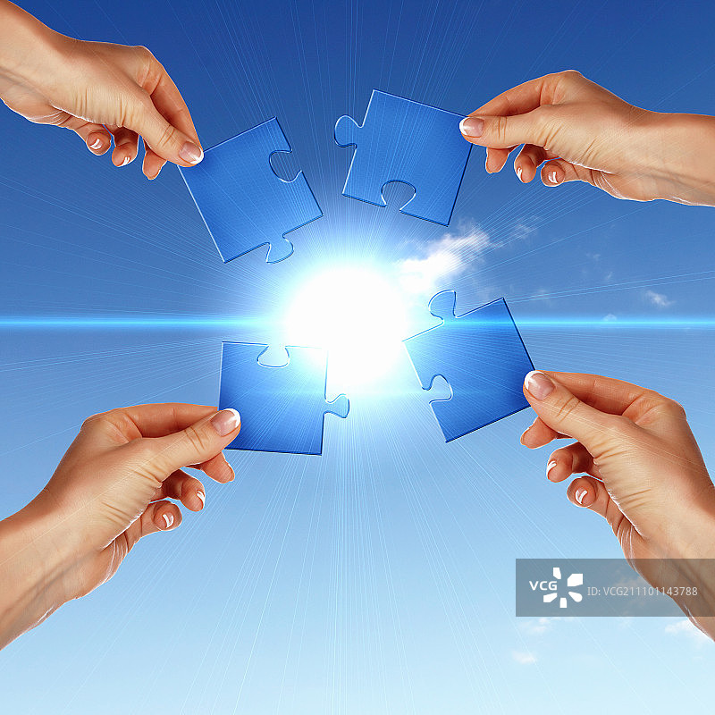 彩色拼图和人手图片素材