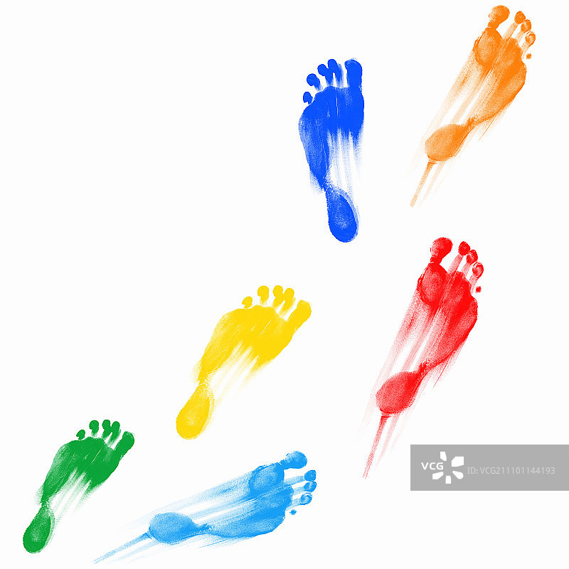 白色背景上的彩色脚印图片素材