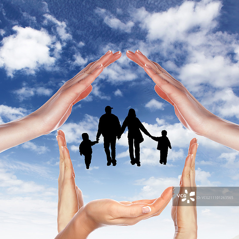 房子里的父母和两个孩子图片素材