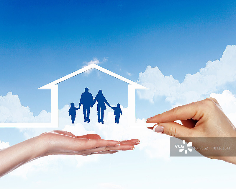 房子里的父母和两个孩子图片素材