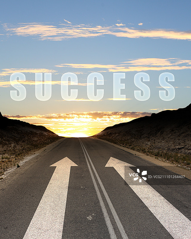 带有白色前进箭头指示的道路图片图片素材