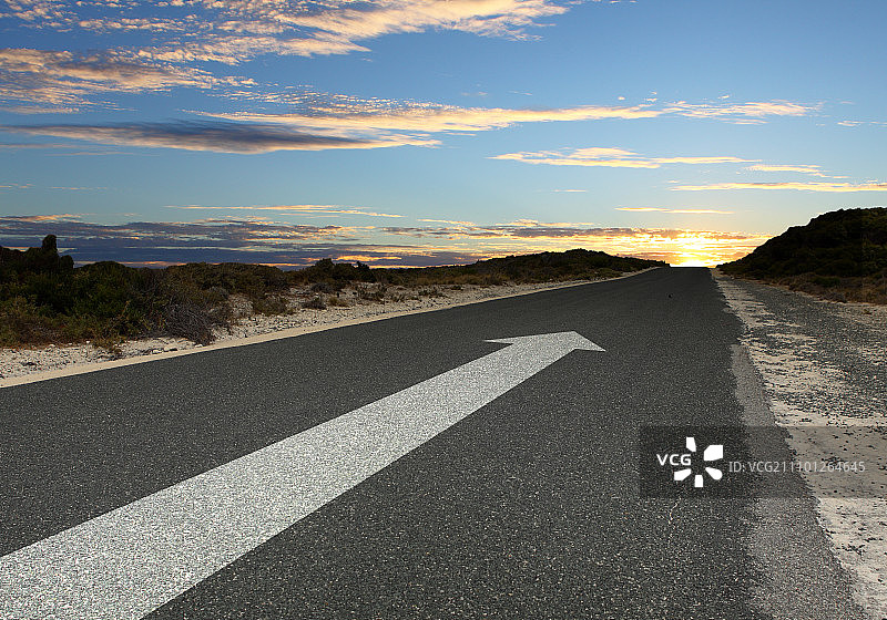 带有白色前进箭头指示的道路图片图片素材