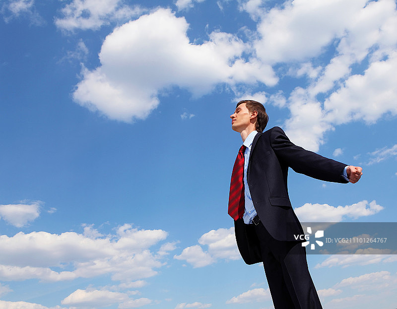 身穿蓝色西装拥抱空气的年轻商人图片素材