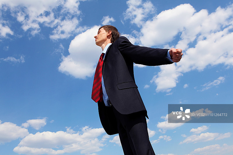 身穿蓝色西装拥抱空气的年轻商人图片素材