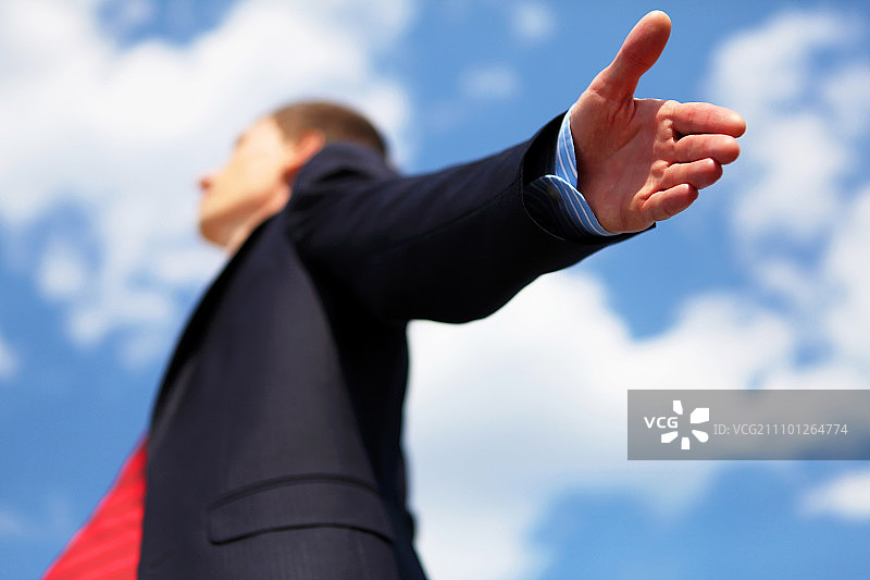 身穿蓝色西装拥抱空气的年轻商人图片素材