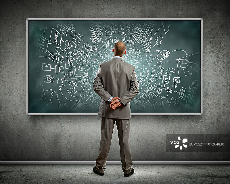 商业教育：商务人士看黑板图片素材