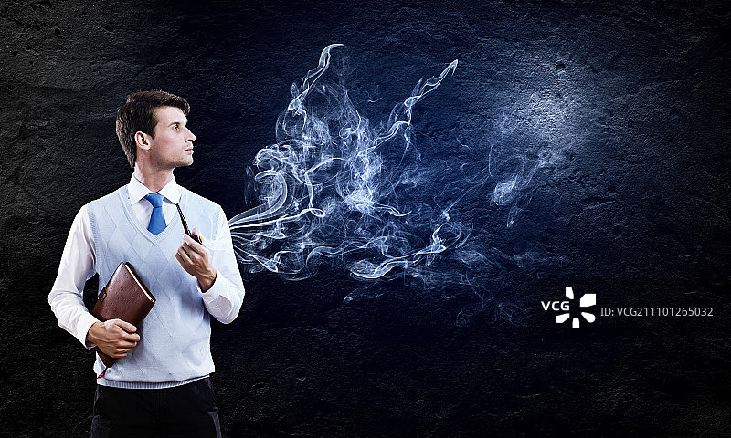 抽烟斗的年轻英俊商人图片素材