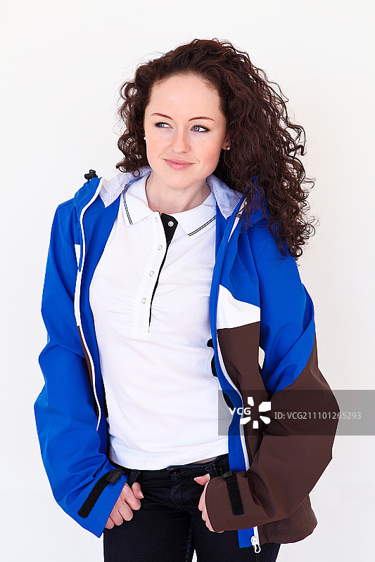 年轻漂亮的女子身穿蓝色运动外套图片素材