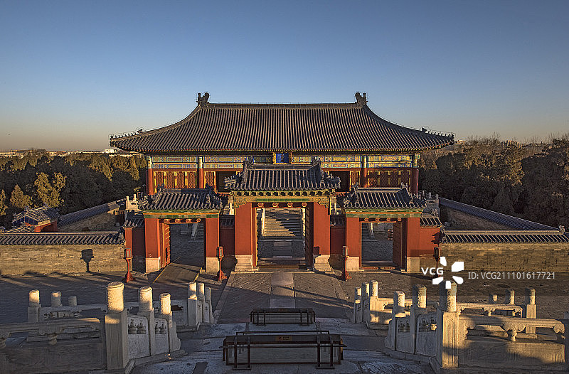 清晨阳光下的天坛皇乾殿图片素材