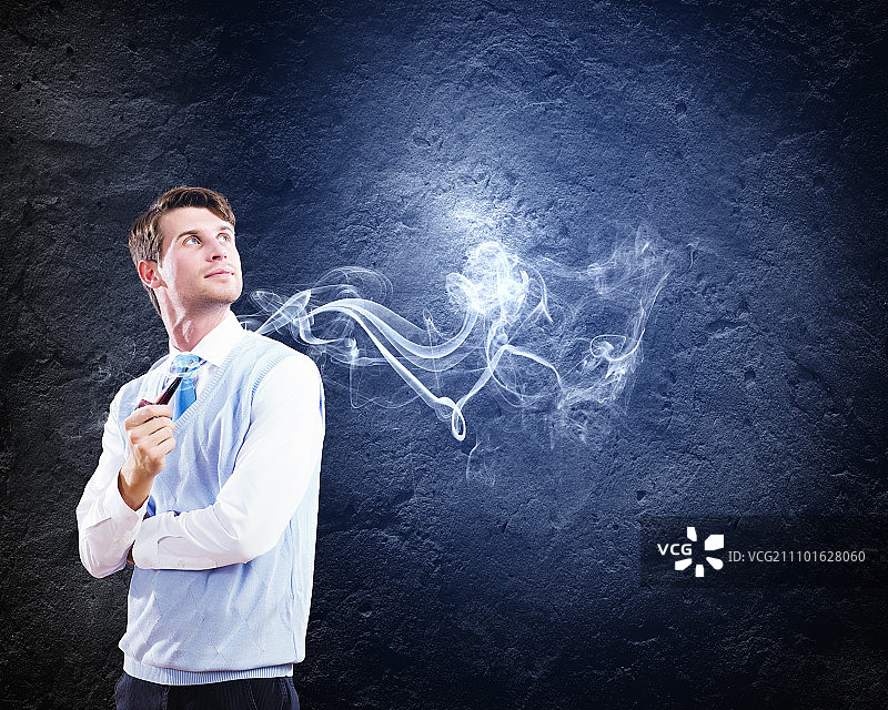吸烟斗的年轻英俊商人图片素材