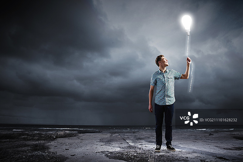 灵感概念：年轻人与灯泡图片素材