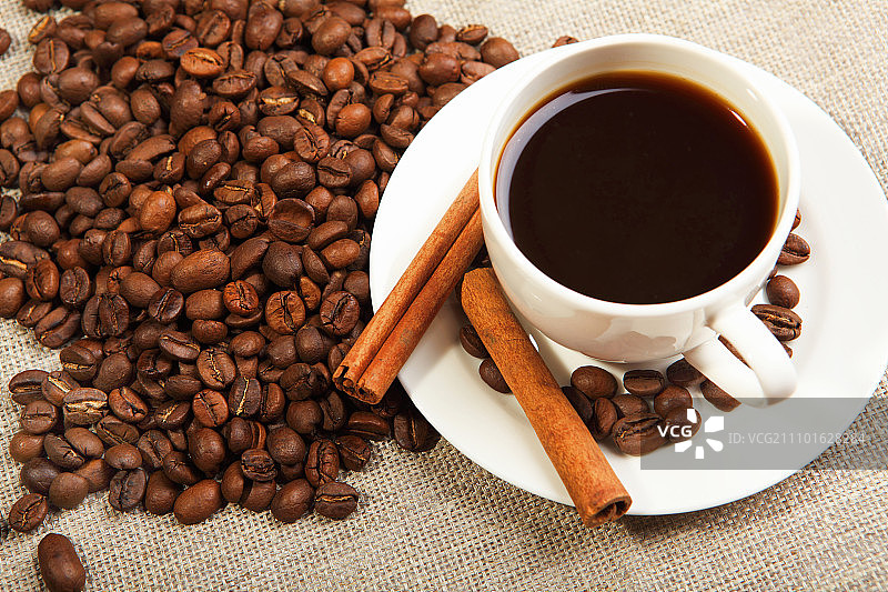 咖啡杯与肉桂条和咖啡豆图片素材